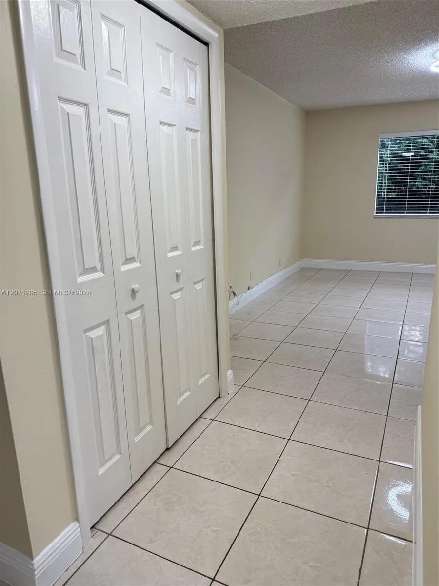 215 Lakeview Dr #105 Weston, FL 33326