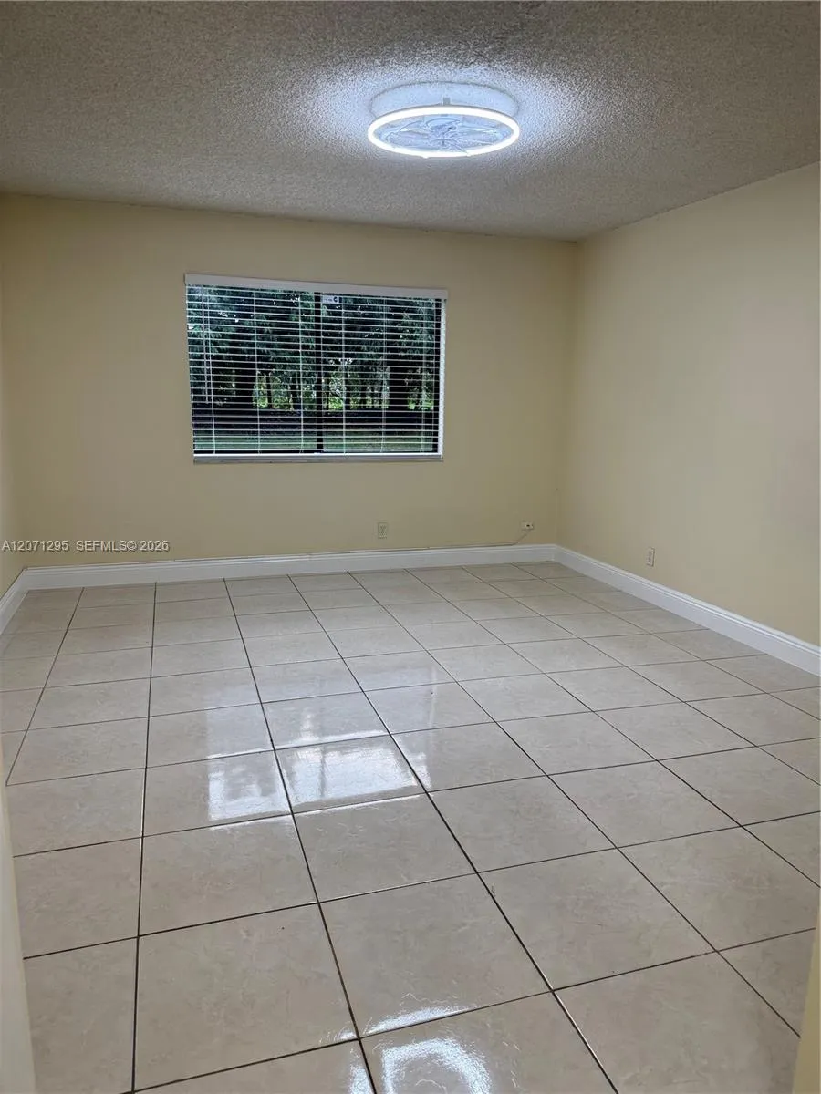 215 Lakeview Dr #105 Weston, FL 33326