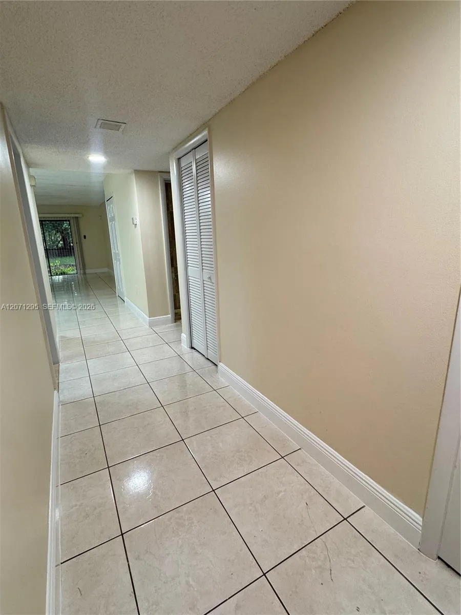 215 Lakeview Dr #105 Weston, FL 33326