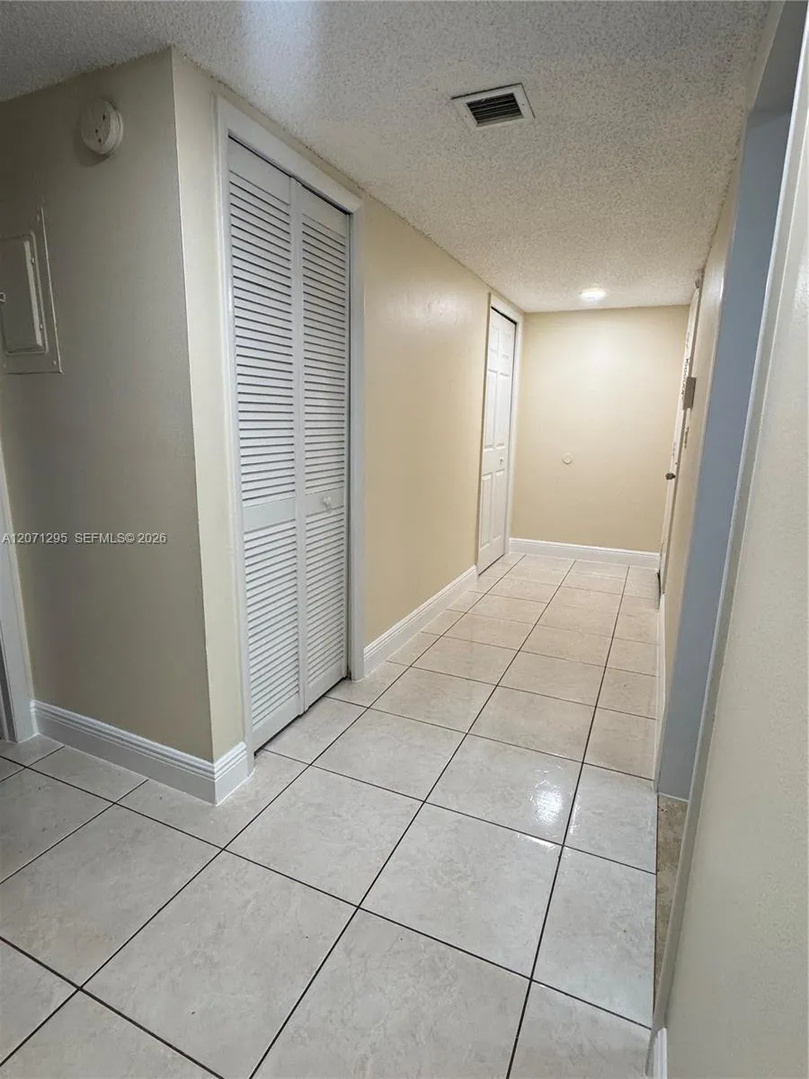 215 Lakeview Dr #105 Weston, FL 33326