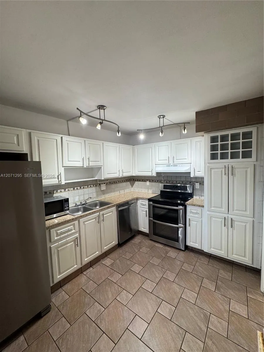 215 Lakeview Dr #105 Weston, FL 33326
