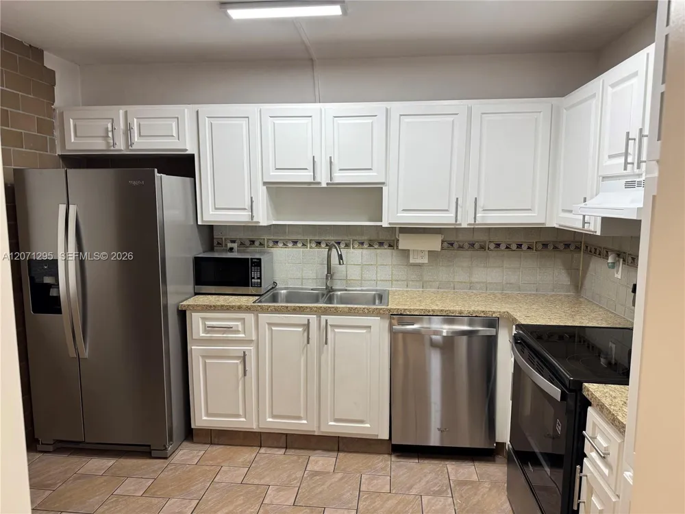 215 Lakeview Dr #105 Weston, FL 33326