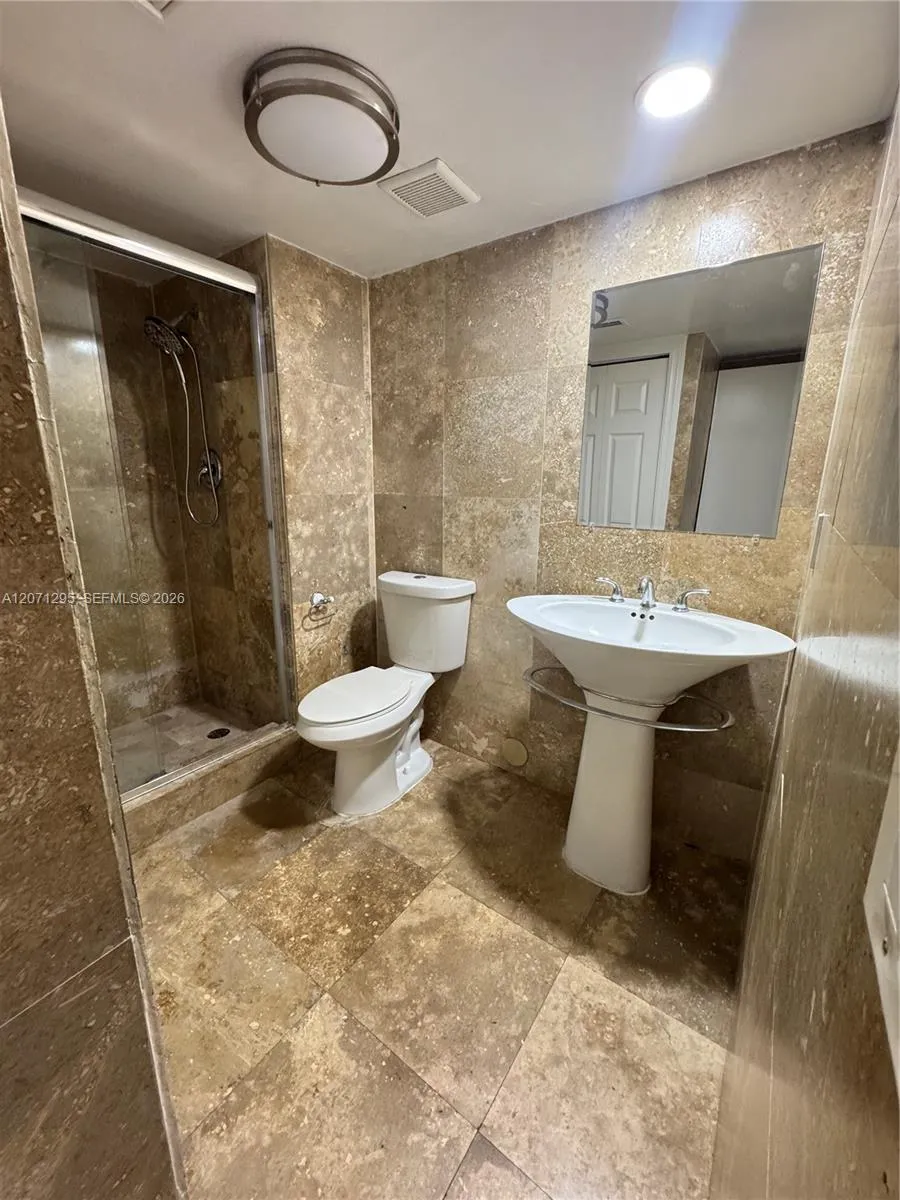 215 Lakeview Dr #105 Weston, FL 33326