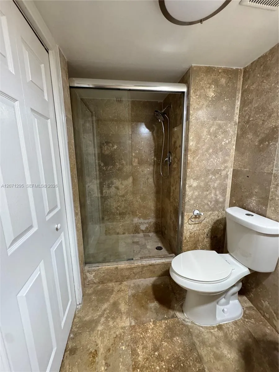 215 Lakeview Dr #105 Weston, FL 33326