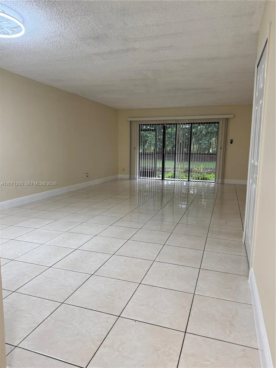 215 Lakeview Dr #105 Weston, FL 33326