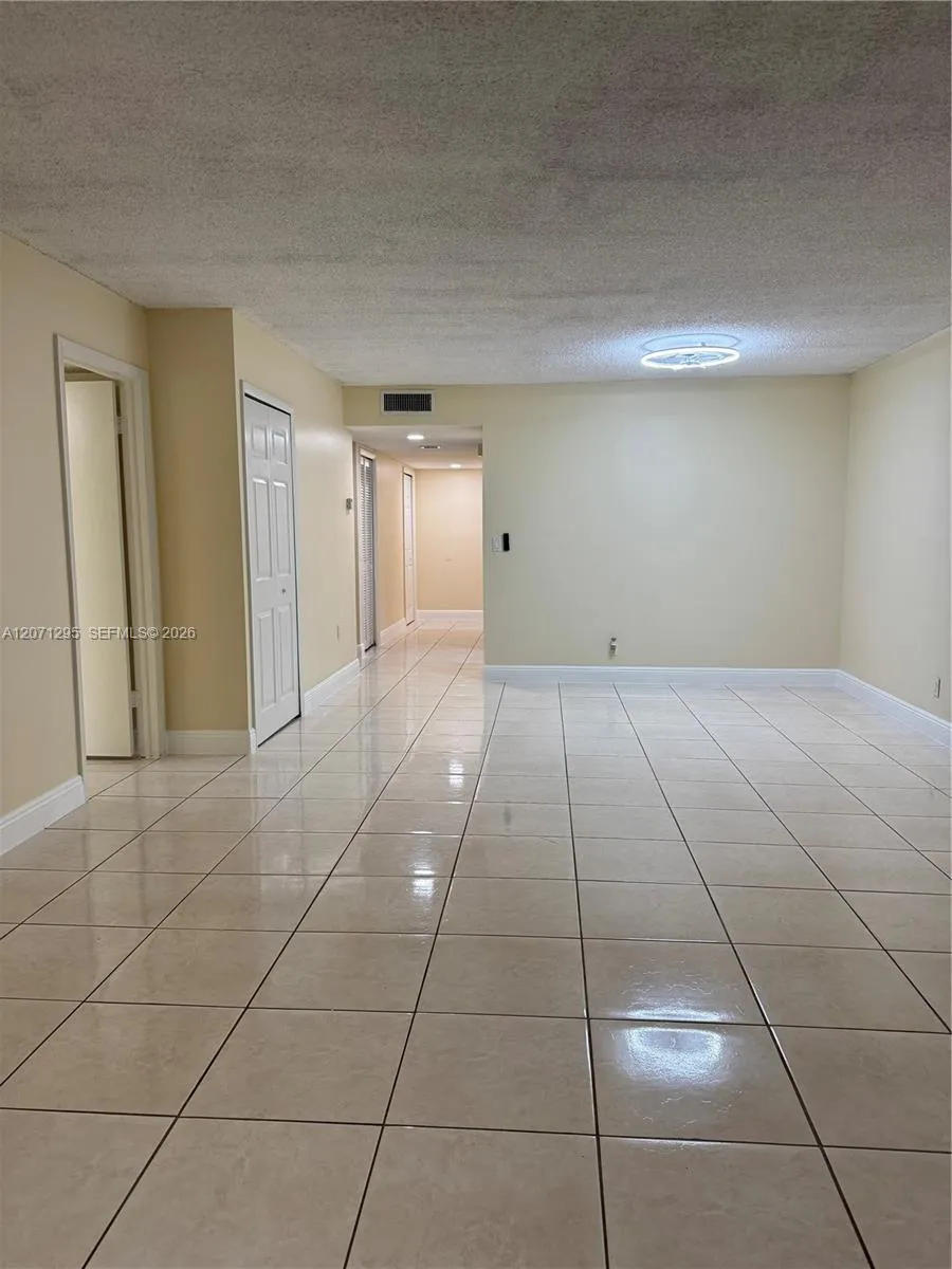 215 Lakeview Dr #105 Weston, FL 33326