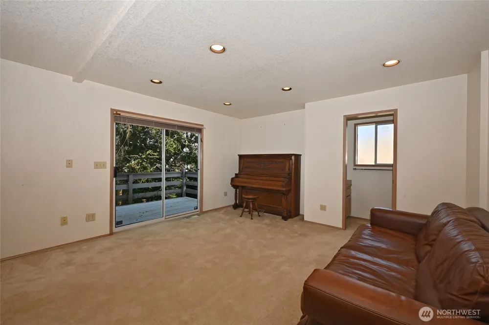 4407 30th Avenue W Seattle, WA 98199