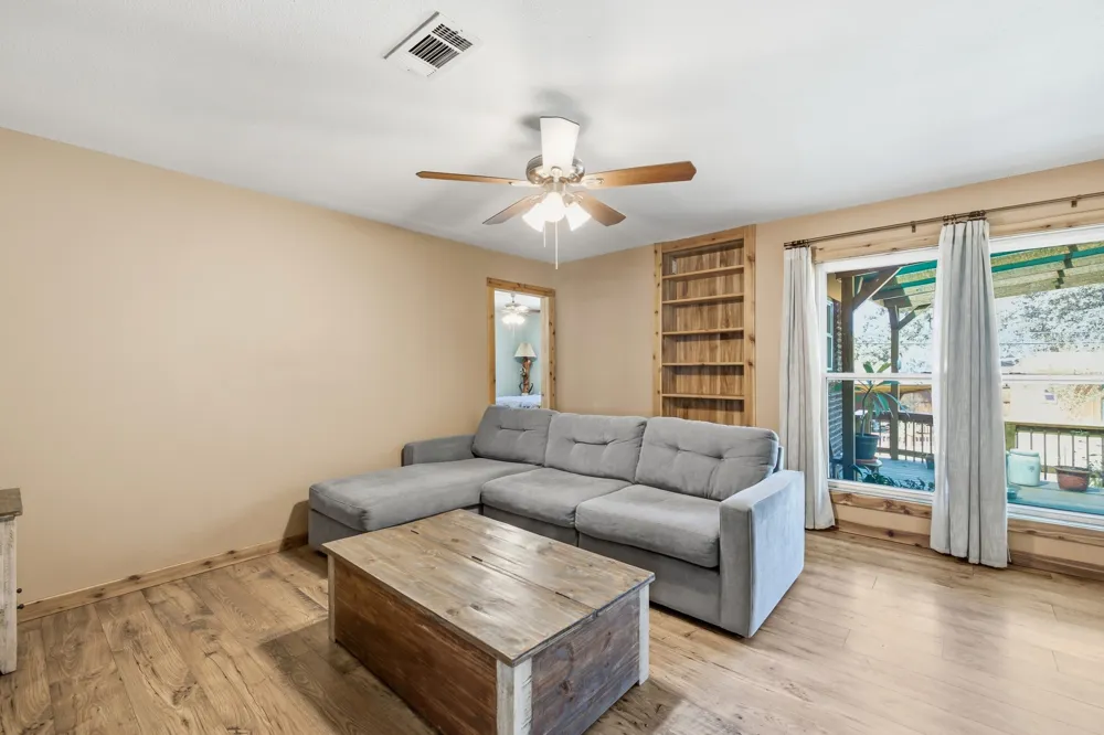 612 Oakwood Drive Euless, TX 76040