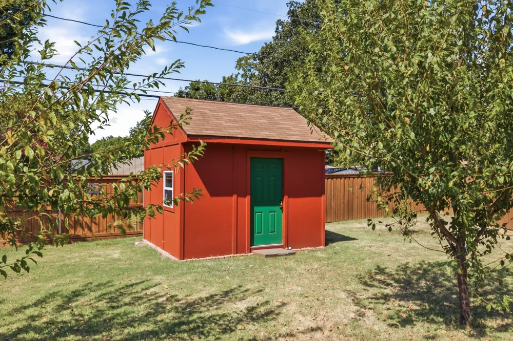 612 Oakwood Drive Euless, TX 76040