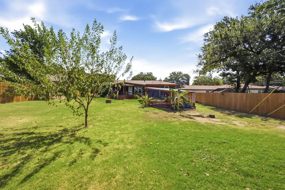 612 Oakwood Drive Euless, TX 76040