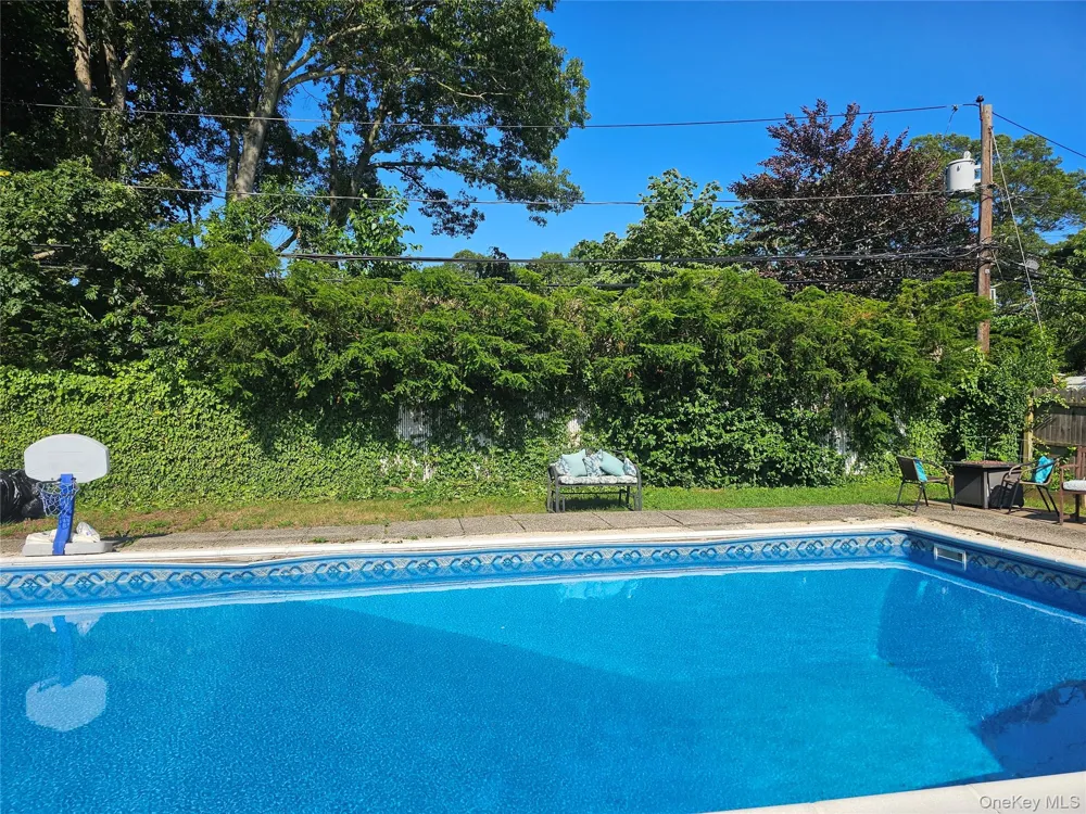 21 Hackberry Lane Holbrook, NY 11741