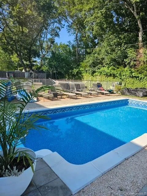 21 Hackberry Lane Holbrook, NY 11741