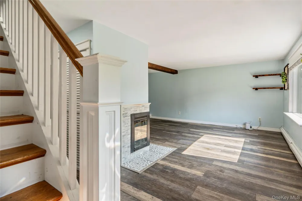 21 Hackberry Lane Holbrook, NY 11741