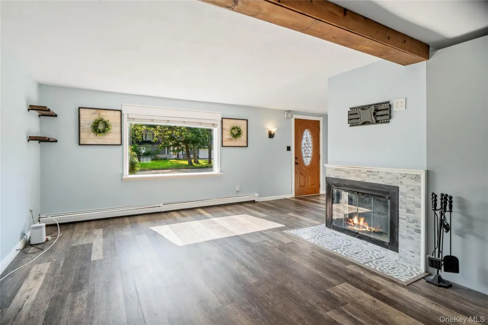21 Hackberry Lane Holbrook, NY 11741