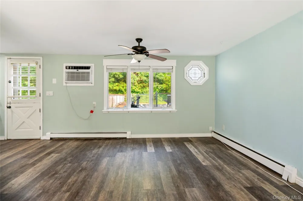 21 Hackberry Lane Holbrook, NY 11741