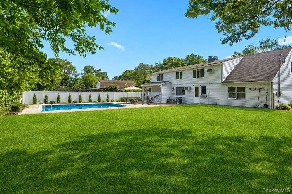 21 Hackberry Lane Holbrook, NY 11741