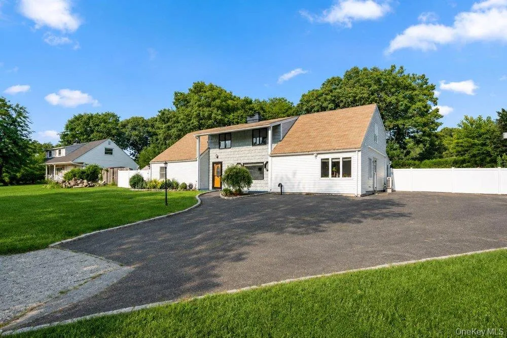 21 Hackberry Lane Holbrook, NY 11741