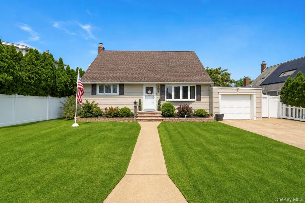3 Laurie Drive Farmingdale, NY 11735