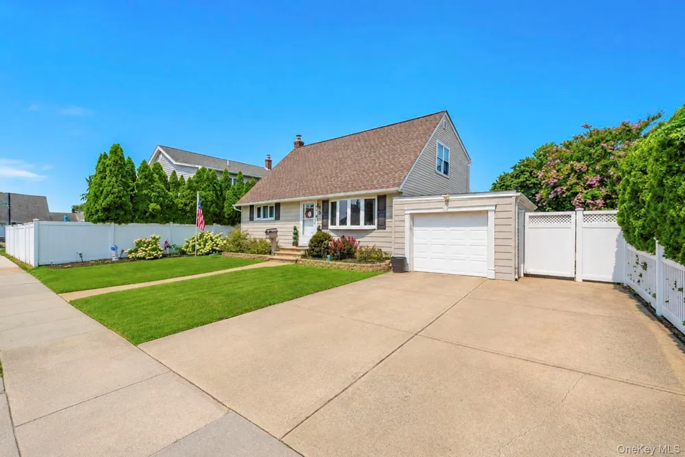 3 Laurie Drive Farmingdale, NY 11735