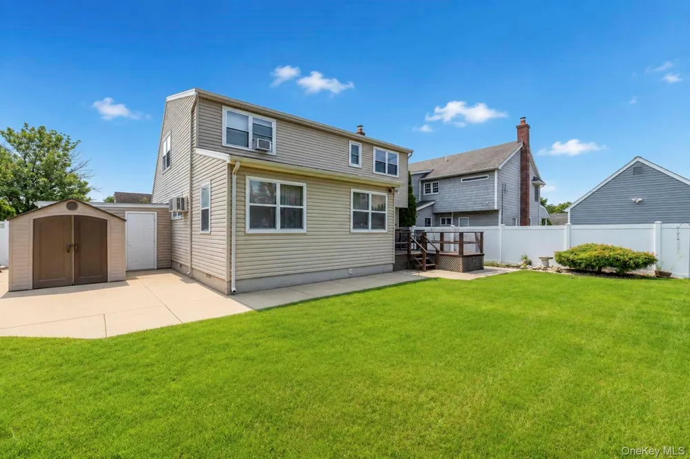 3 Laurie Drive Farmingdale, NY 11735