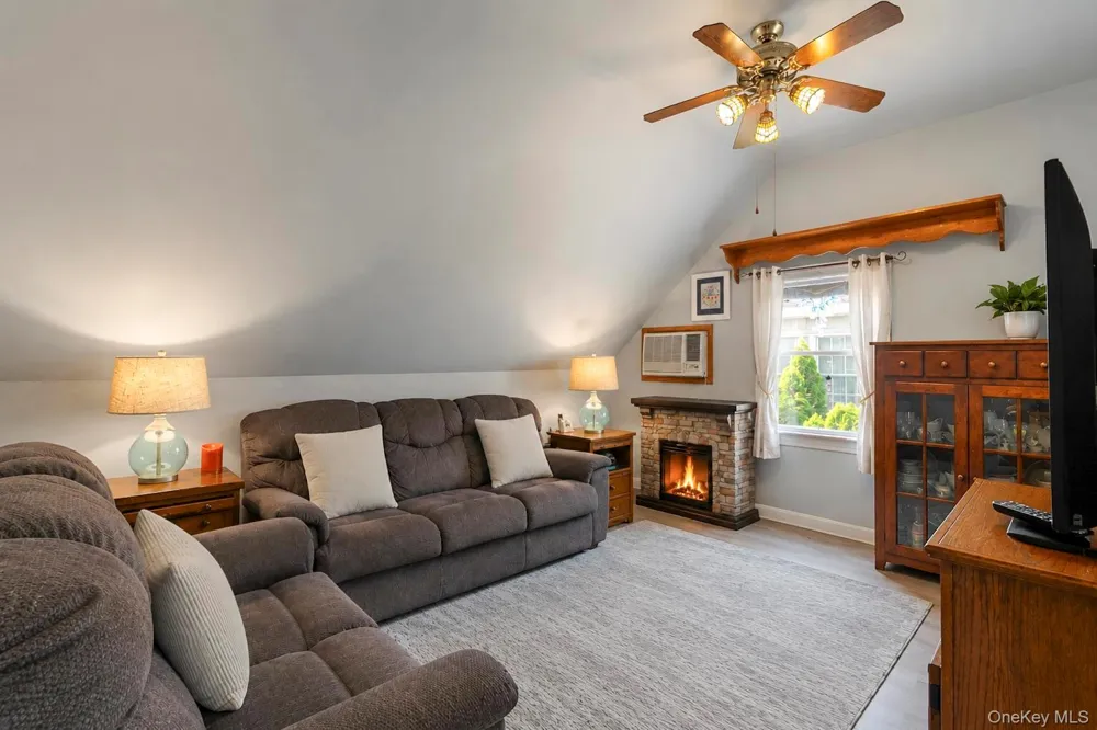 3 Laurie Drive Farmingdale, NY 11735