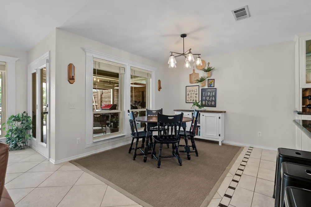 1910 Circleview Drive Weatherford, TX 76087