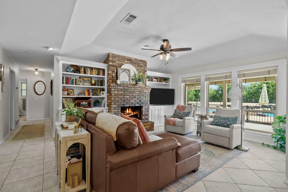 1910 Circleview Drive Weatherford, TX 76087