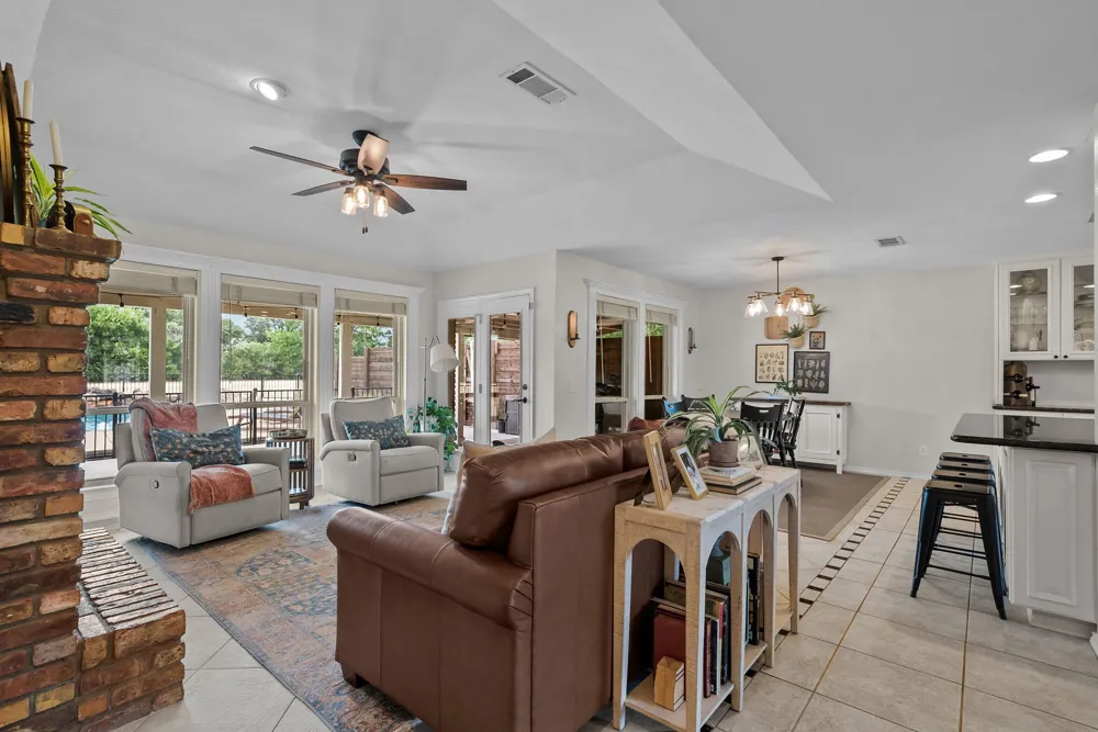1910 Circleview Drive Weatherford, TX 76087