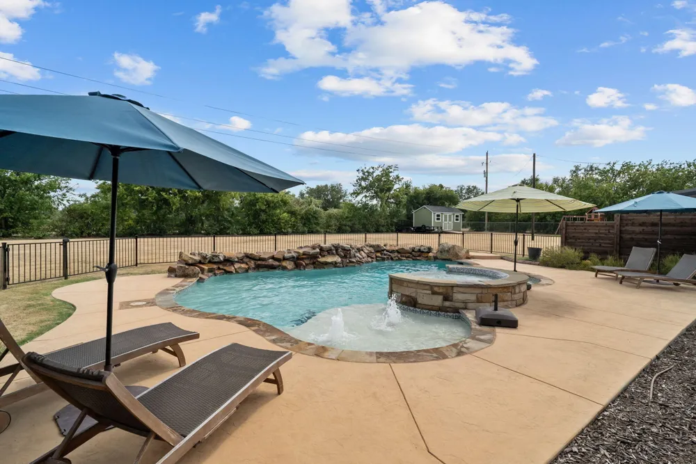 1910 Circleview Drive Weatherford, TX 76087