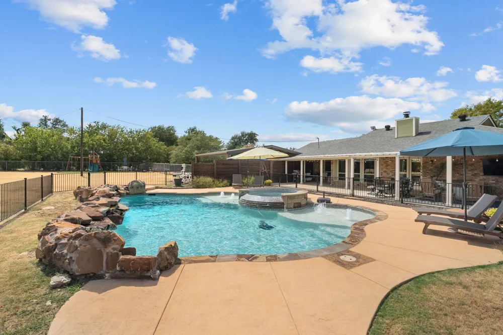 1910 Circleview Drive Weatherford, TX 76087