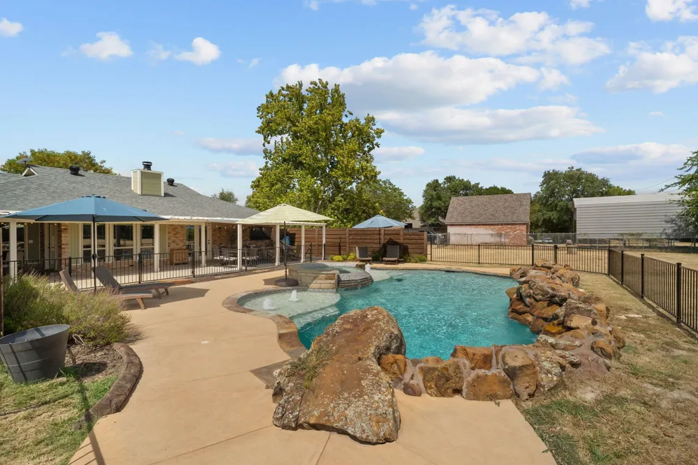 1910 Circleview Drive Weatherford, TX 76087