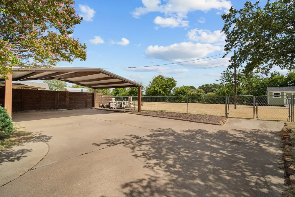1910 Circleview Drive Weatherford, TX 76087