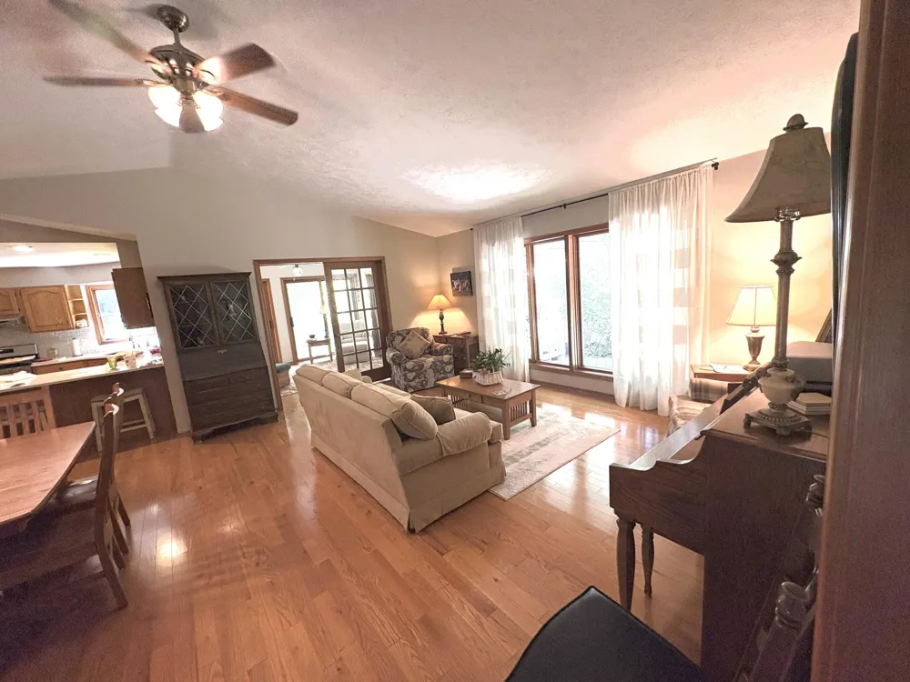 4729 Kenowa Avenue SW Jamestown Charter Township, MI 49418