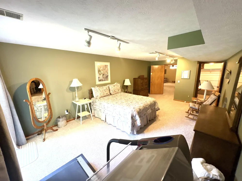 4729 Kenowa Avenue SW Jamestown Charter Township, MI 49418