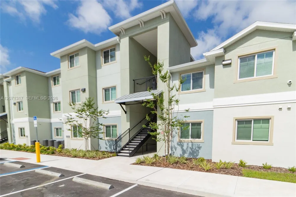 8247 Tanager Square #301 New Port Richey, FL 34655