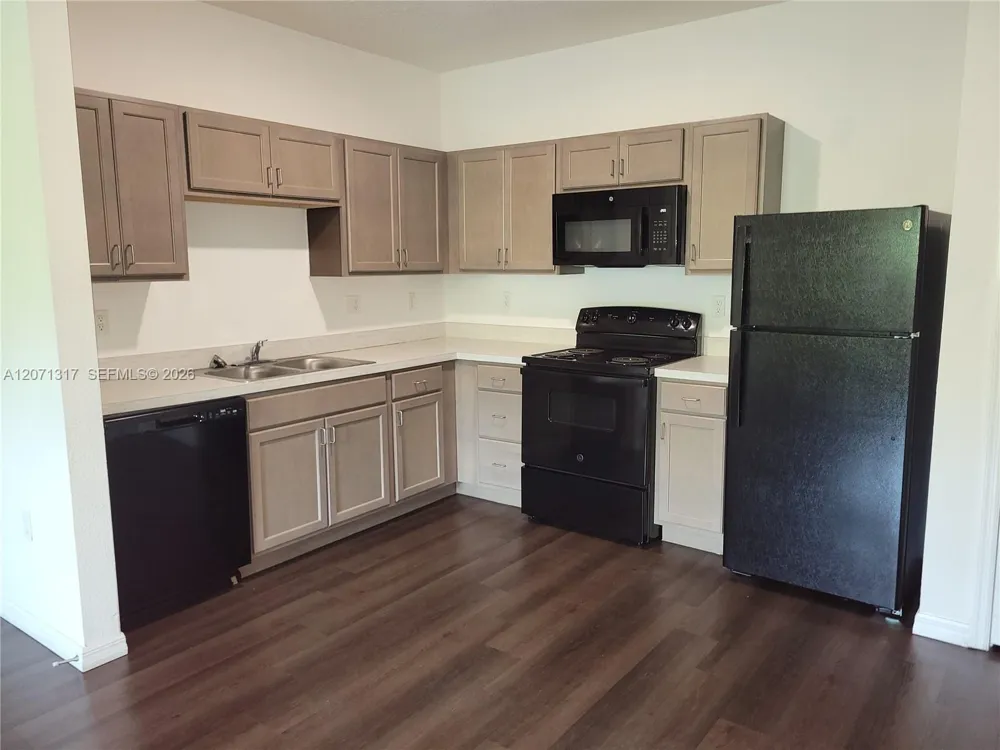 8247 Tanager Square #301 New Port Richey, FL 34655