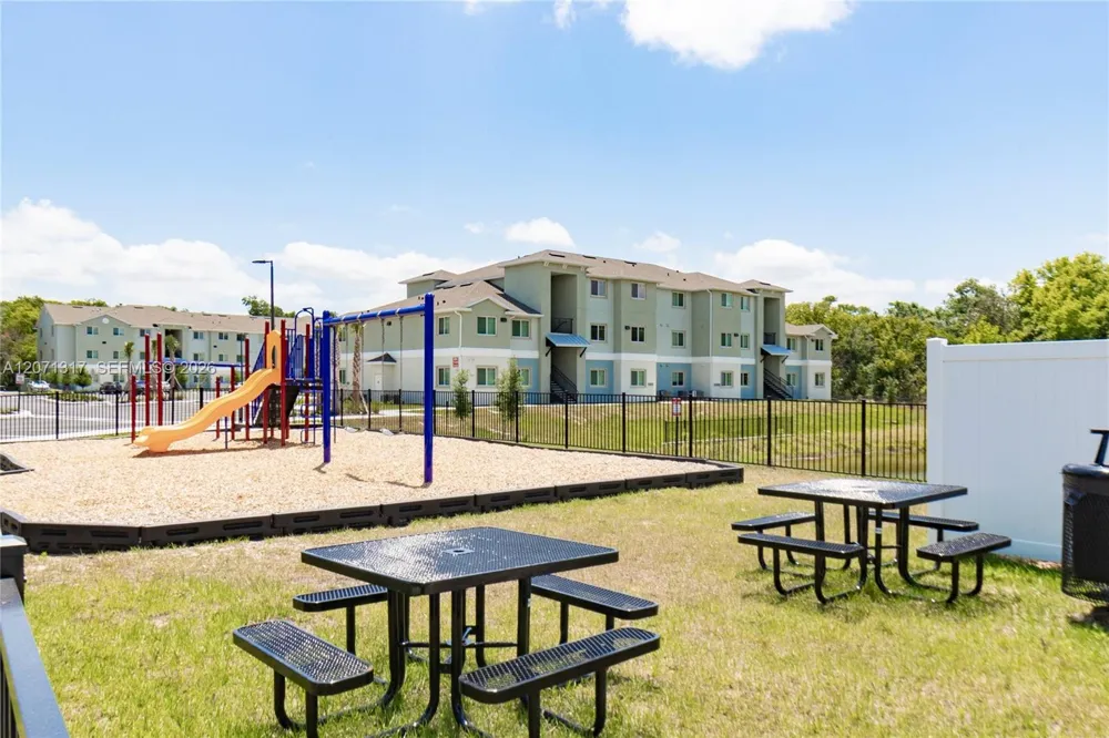 8247 Tanager Square #301 New Port Richey, FL 34655