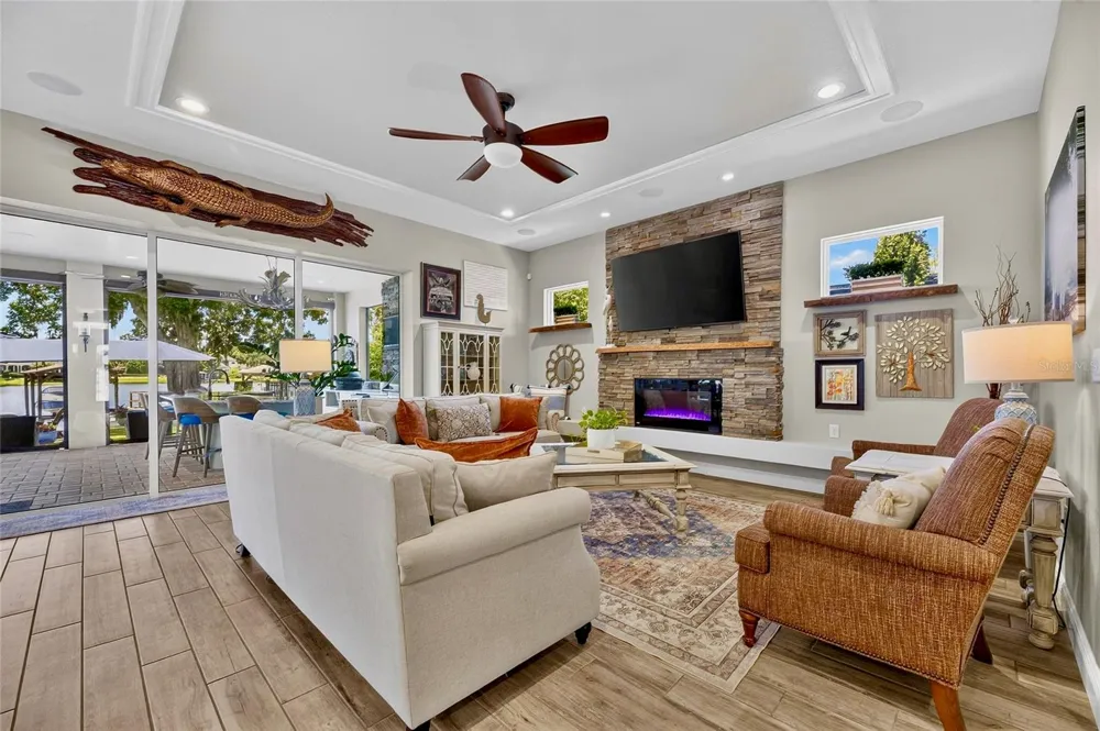 303 W CHAPMAN ROAD Lutz, FL 33548