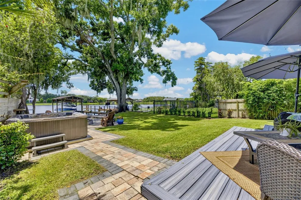 303 W CHAPMAN ROAD Lutz, FL 33548