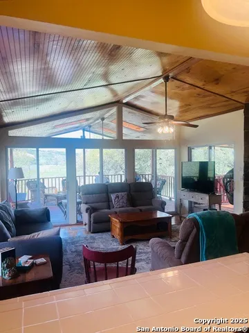 272 Lakeshore Dr Bandera, TX 78003
