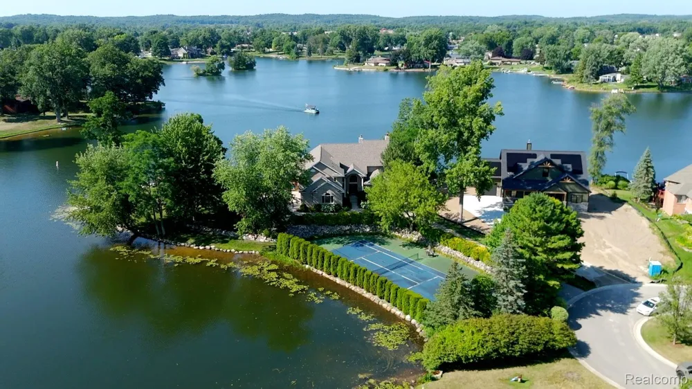 9669 Steephollow Drive White Lake Charter Township, MI 48386