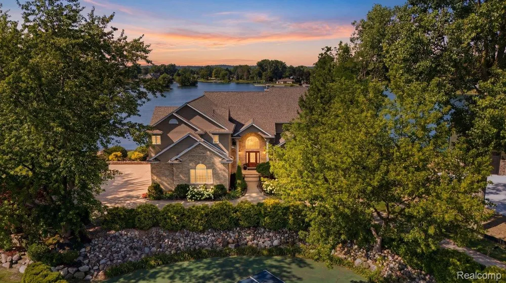 9669 Steephollow Drive White Lake Charter Township, MI 48386