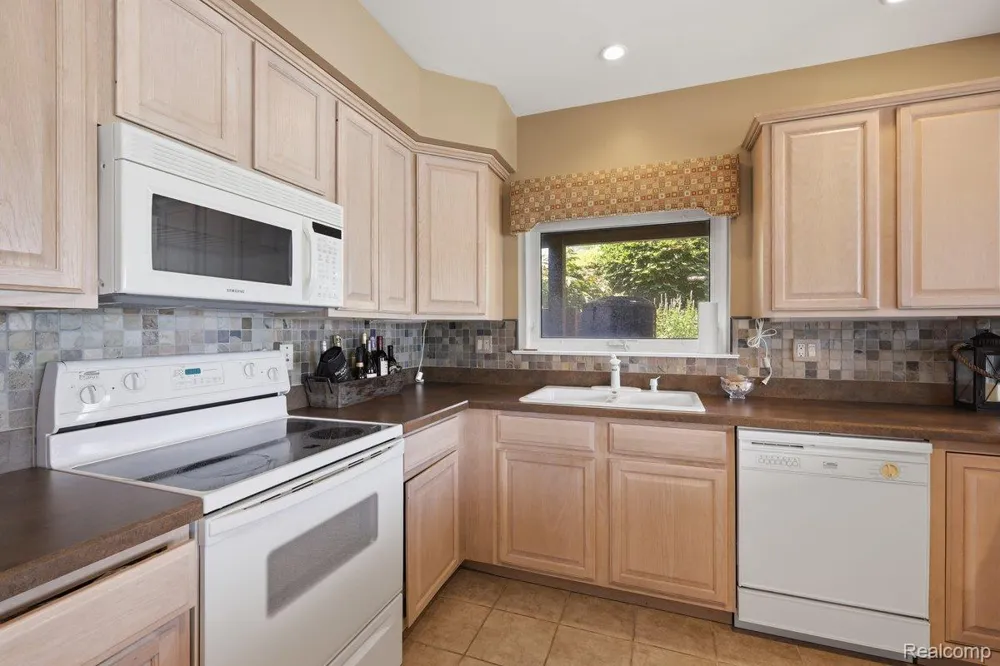9669 Steephollow Drive White Lake Charter Township, MI 48386
