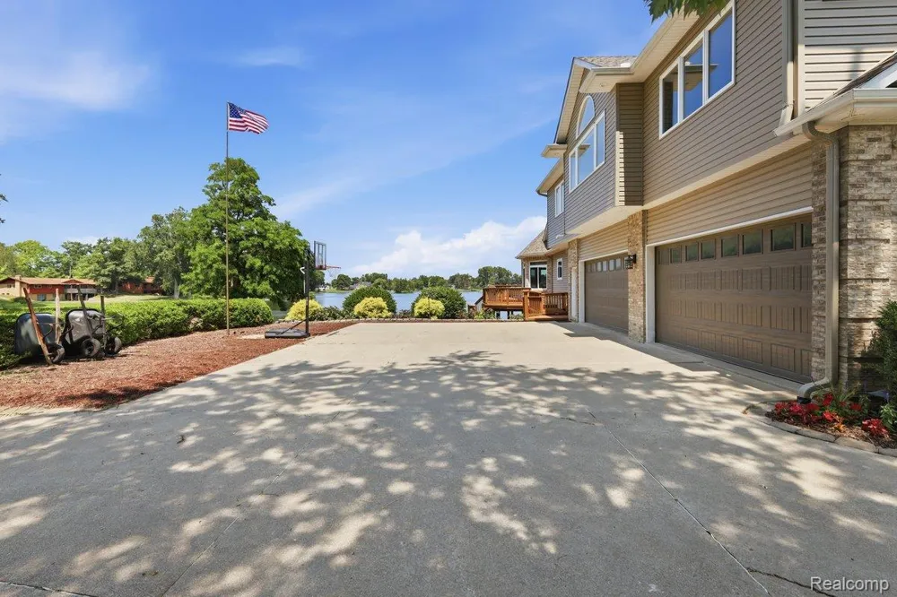 9669 Steephollow Drive White Lake Charter Township, MI 48386