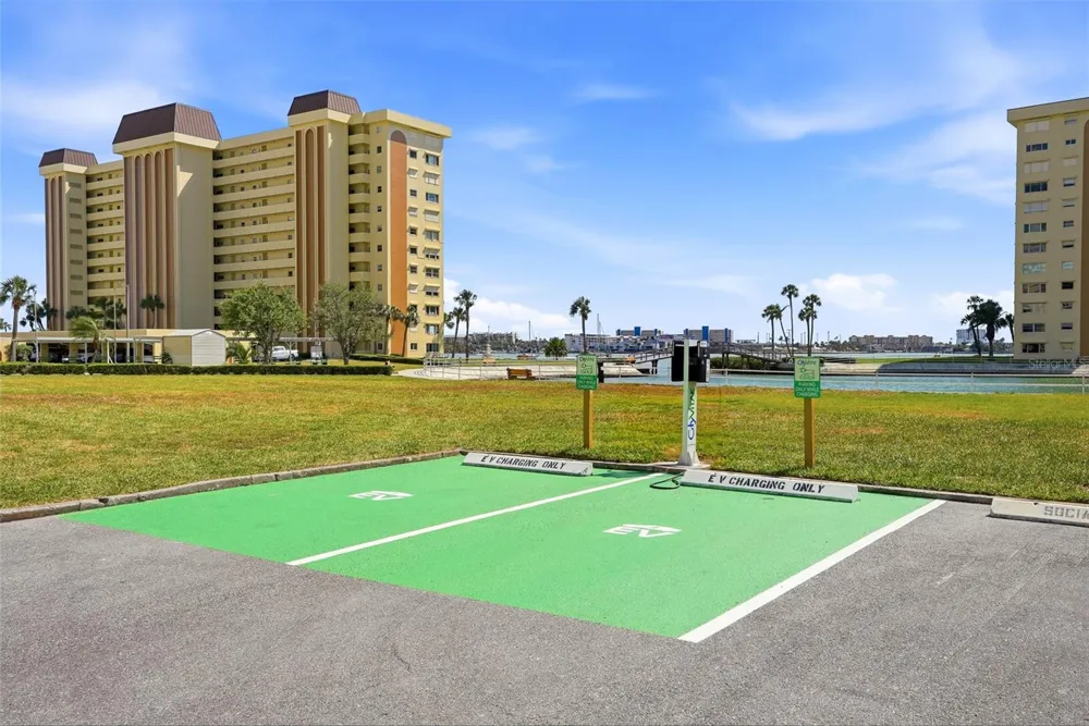 4725 COVE CIRCLE #306 St Petersburg, FL 33708