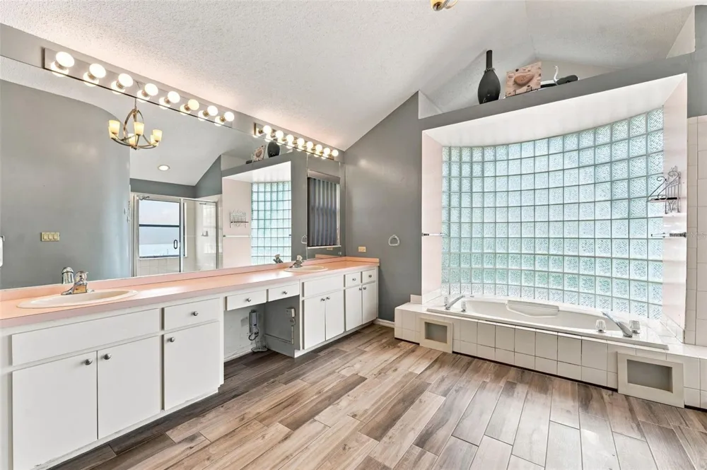 15923 ELLSWORTH DRIVE Tampa, FL 33647