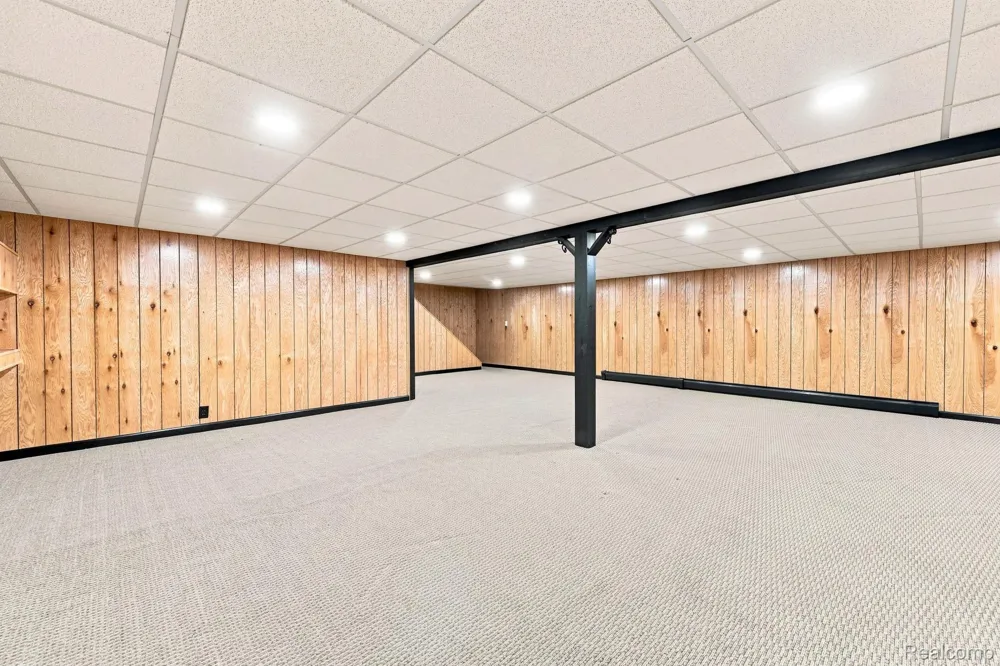 25 E Oakwood Road Oxford Charter Township, MI 48371