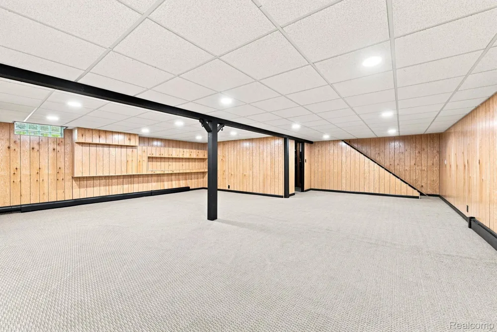25 E Oakwood Road Oxford Charter Township, MI 48371