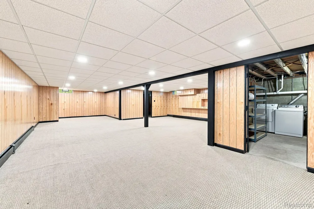 25 E Oakwood Road Oxford Charter Township, MI 48371