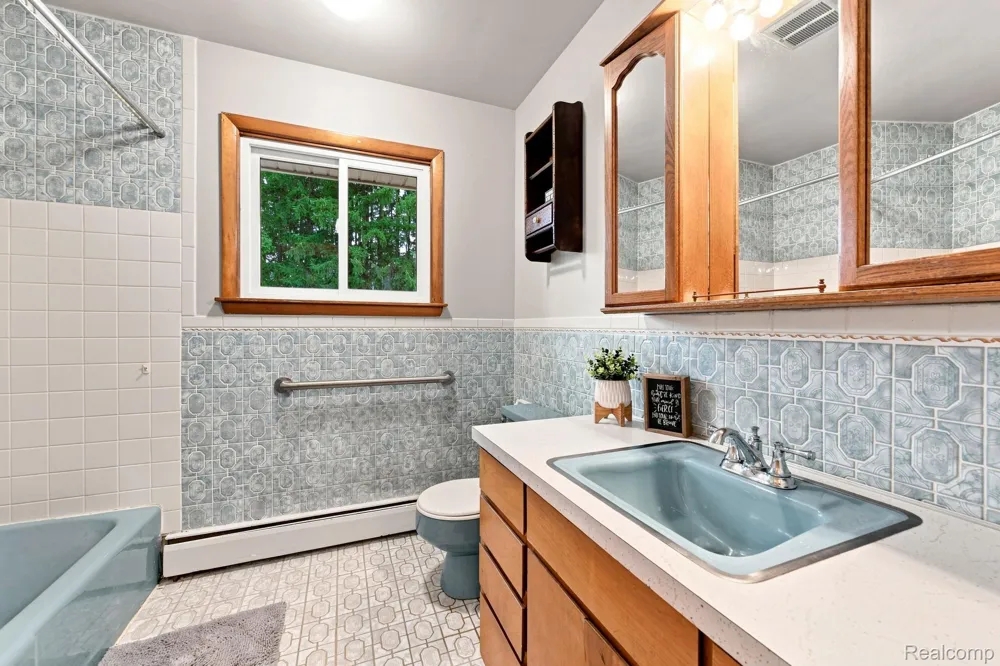 25 E Oakwood Road Oxford Charter Township, MI 48371